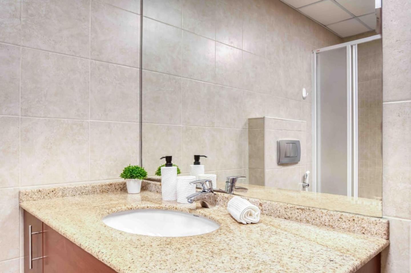 Bright And Stylish 1bed Near Metro Dubai