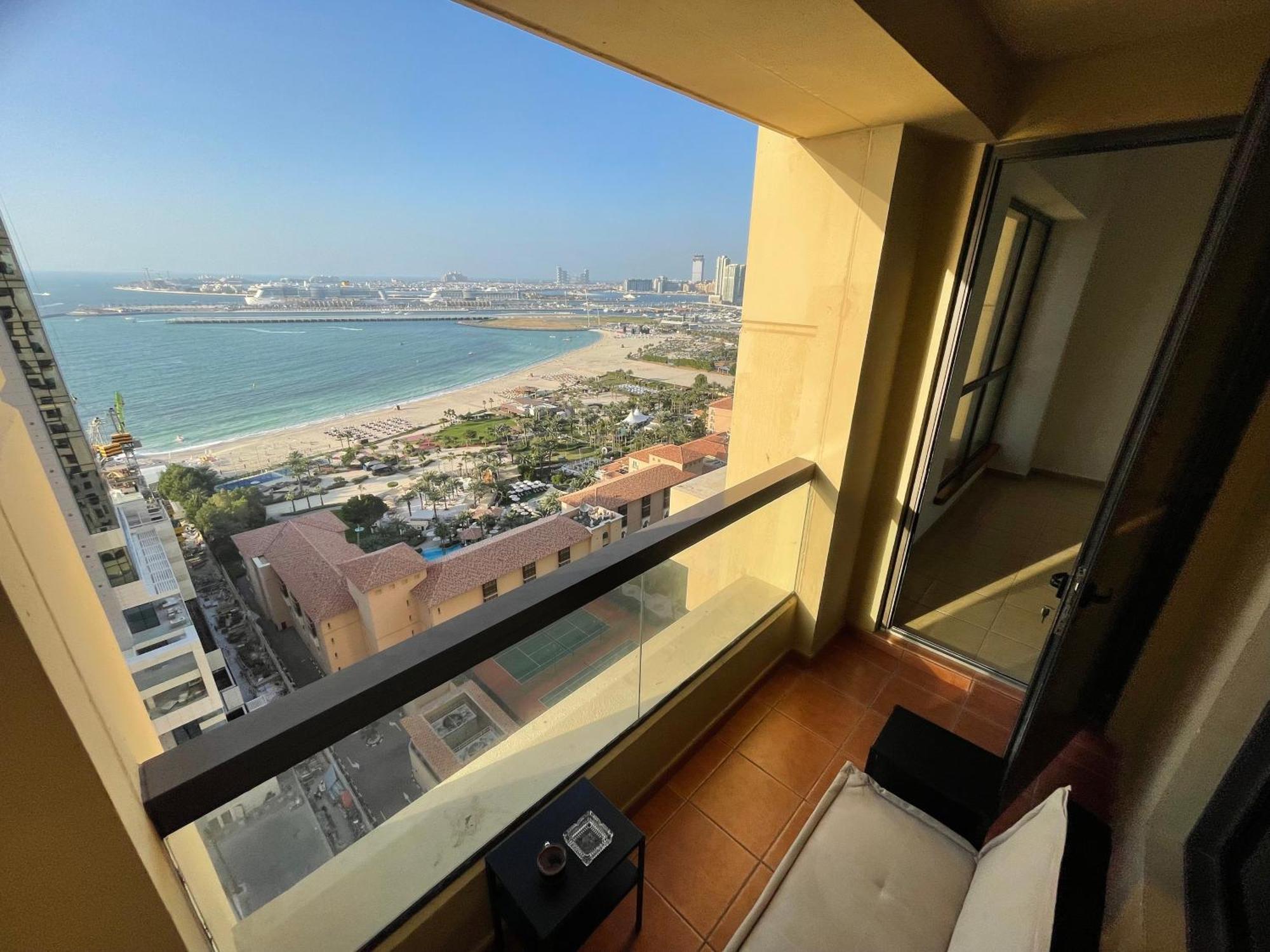 Seaview Beach Jbr - Walk To Beach - Gym - Pool - Metro Station * Dubai