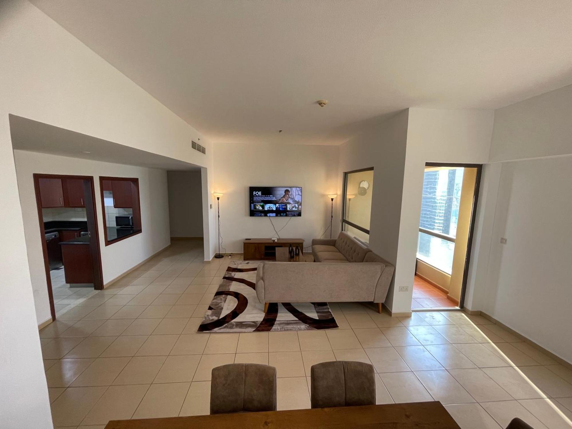 Seaview Beach Jbr - Walk To Beach - Gym - Pool - Metro Station Hostel *
