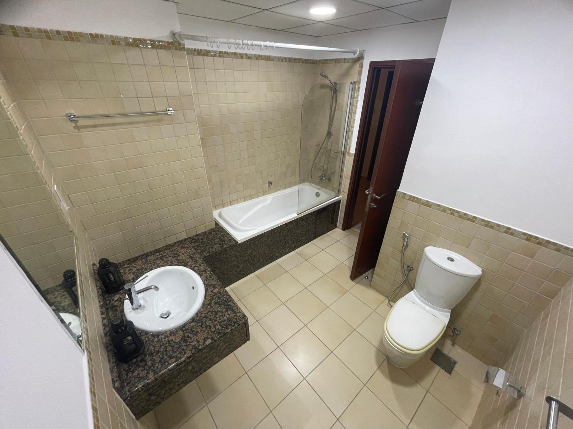 Hostel Seaview Beach Jbr - Walk To Beach - Gym - Pool - Metro Station Dubai
