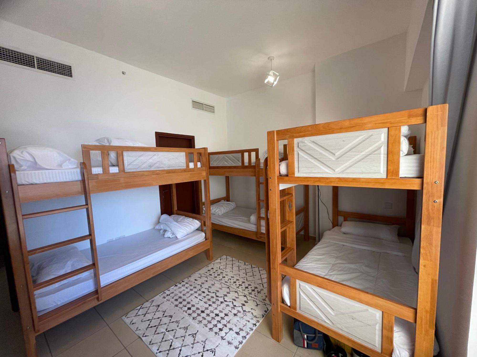 Hostel Seaview Beach Jbr - Walk To Beach - Gym - Pool - Metro Station