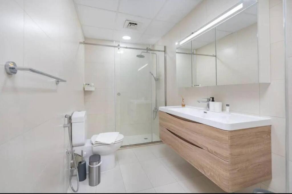 Nr Beach/2 Bed Upgraded/terrace Apartment *