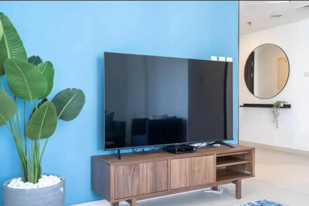 Apartment Nr Beach/2 Bed Upgraded/terrace Dubai
