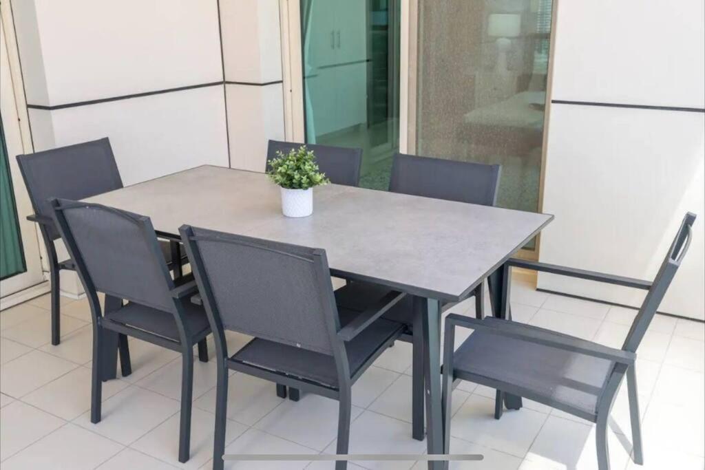 Nr Beach/2 Bed Upgraded/terrace *