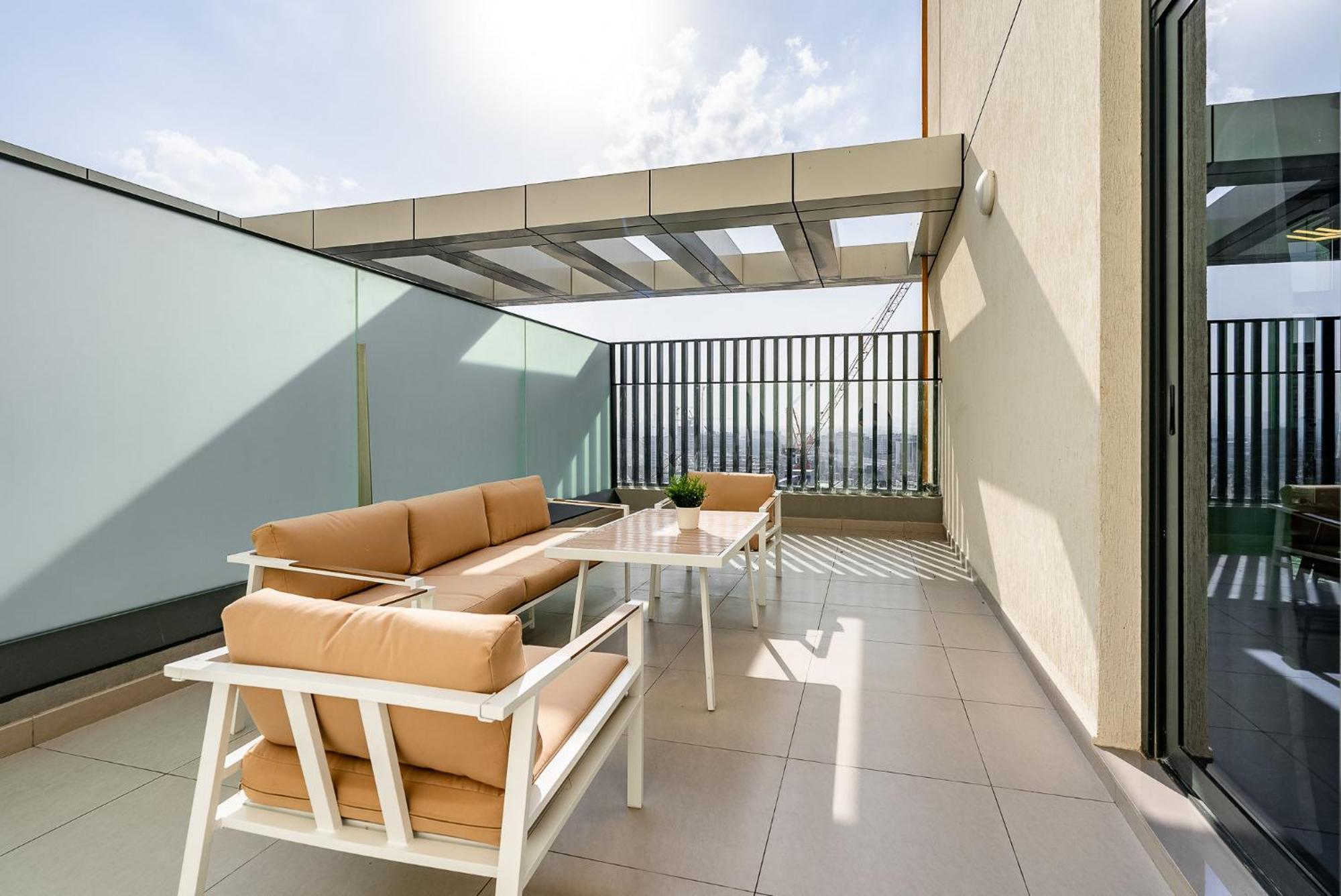 Prive I Hills Apartment