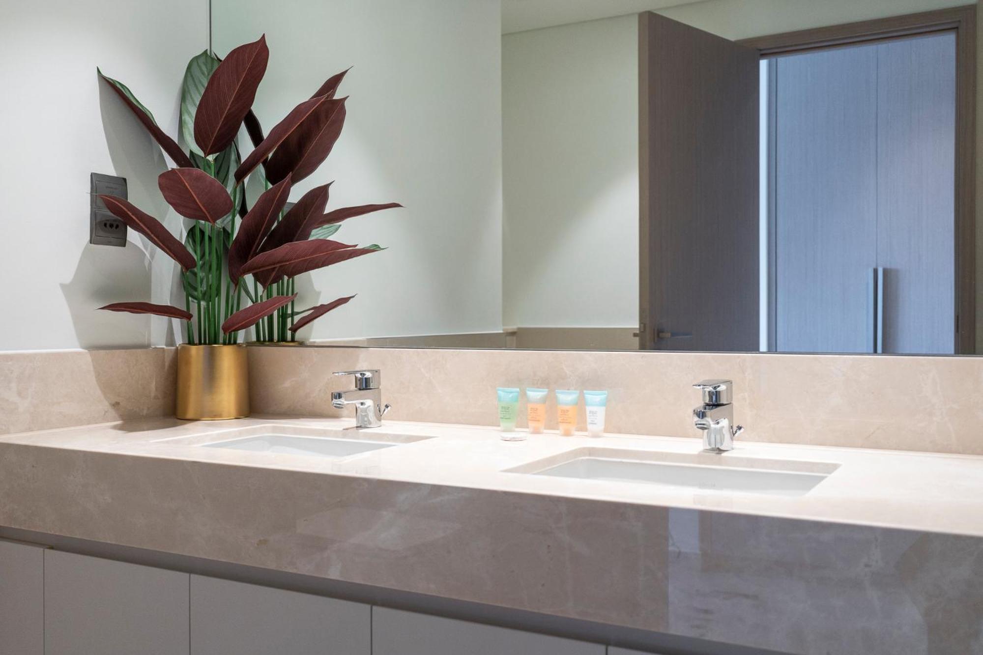 Chic Luxe 2br I High Floor L By Burj Khalifa & Mall I Pool L Gym Dubai