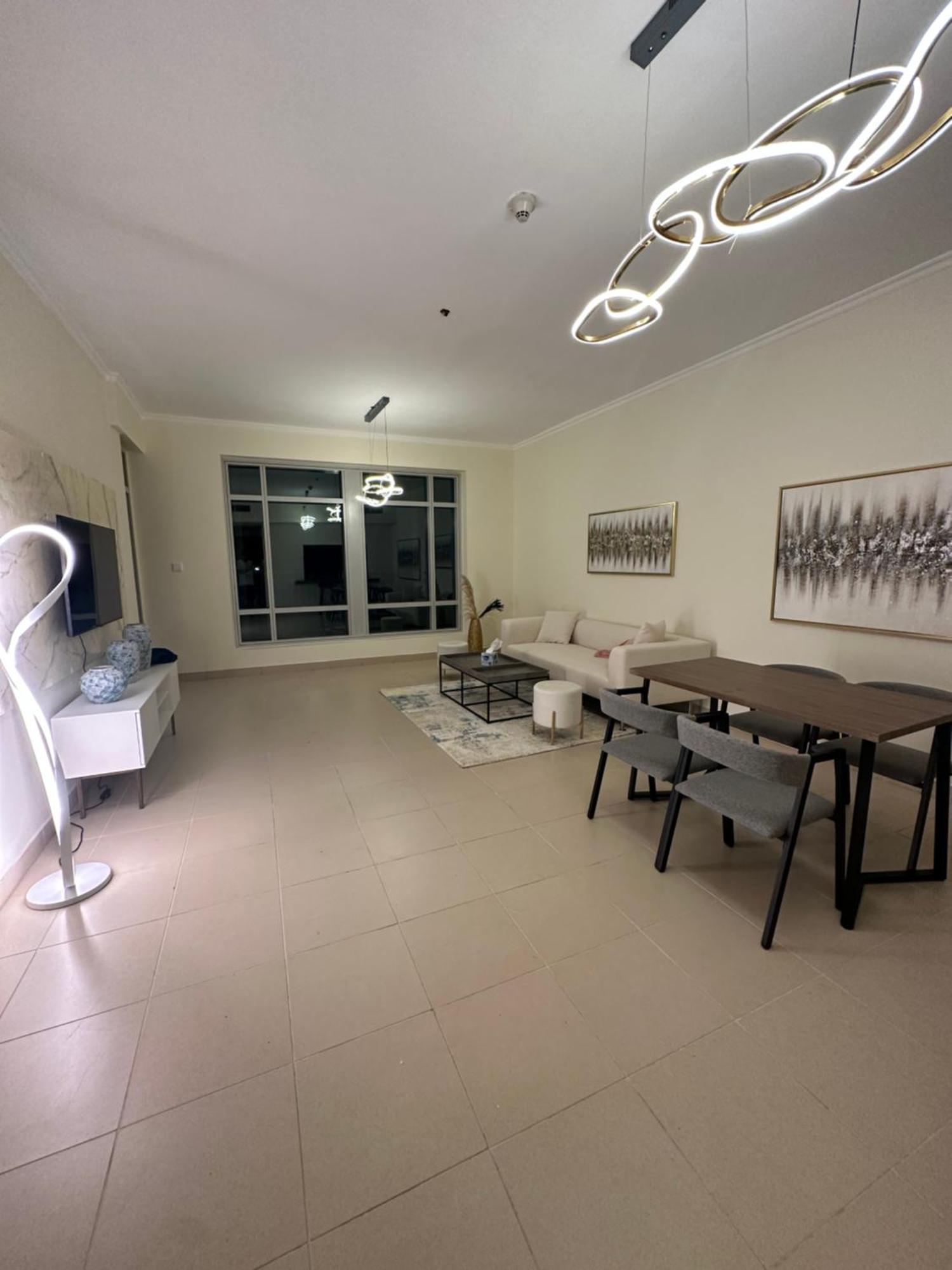 Downtown - Huge 1 Bedroom *