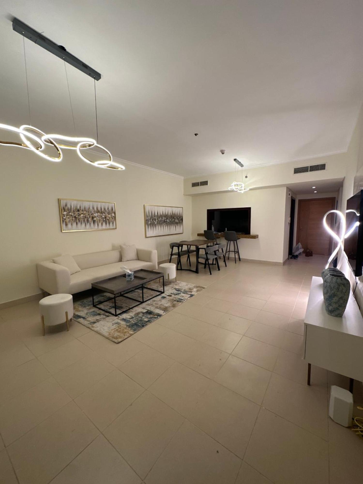 Downtown - Huge 1 Bedroom *
