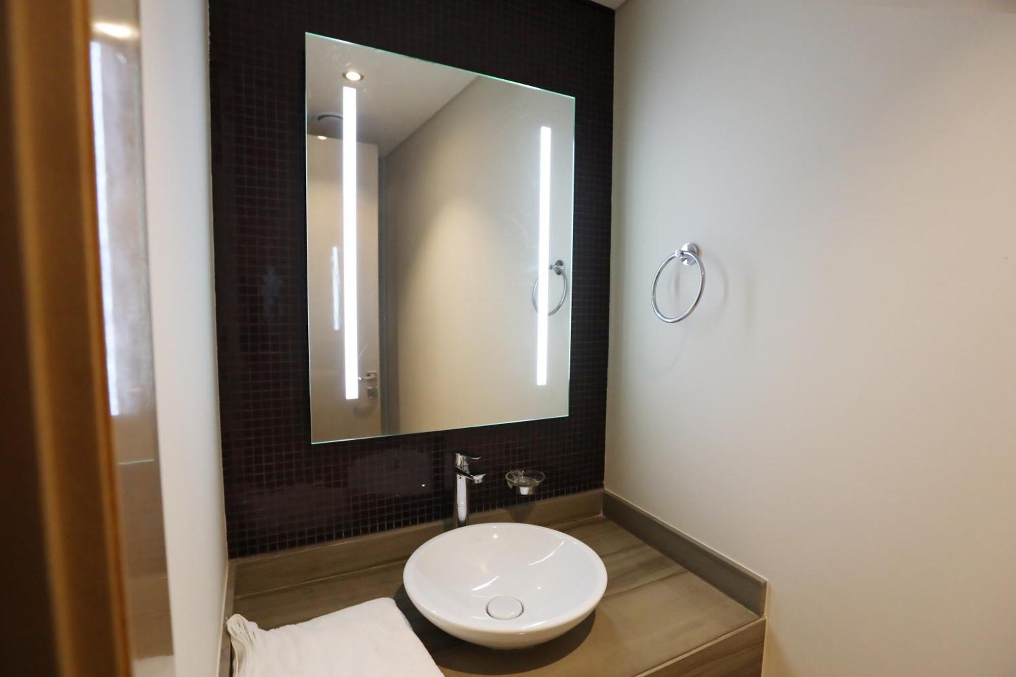 Brownstone - Paramount Five Star * Dubai