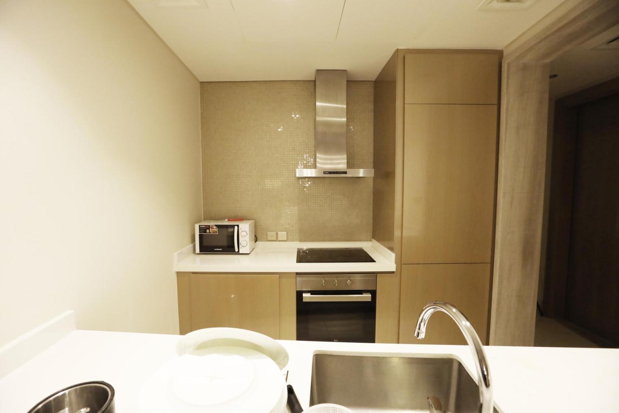 Brownstone - Paramount Five Star Apartment