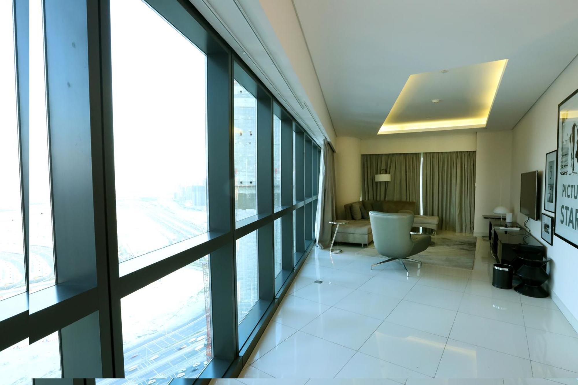 Brownstone - Paramount Five Star Apartment