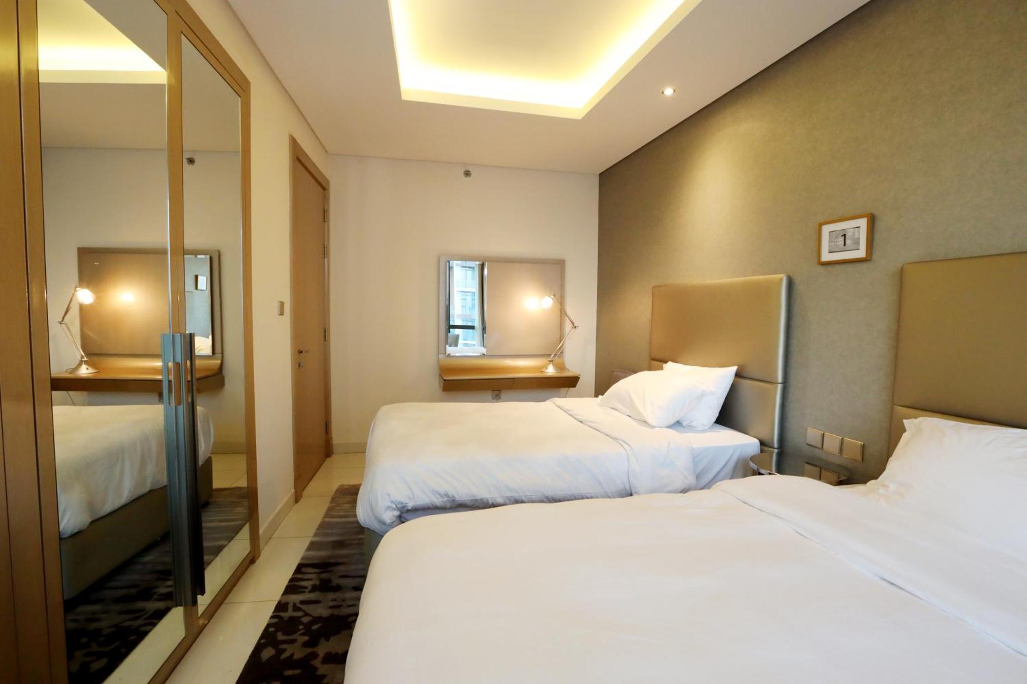 Brownstone - Paramount Five Star Dubai