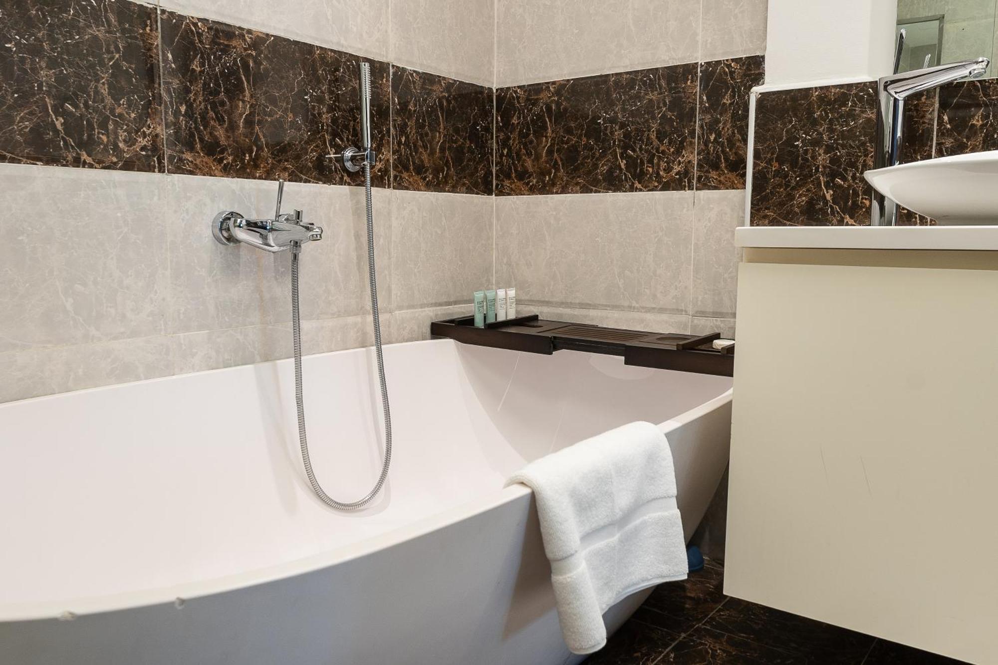 Bellavista 29 Boulevard 1 Bedroom With Extra Bedroom Partial Fountain Views *