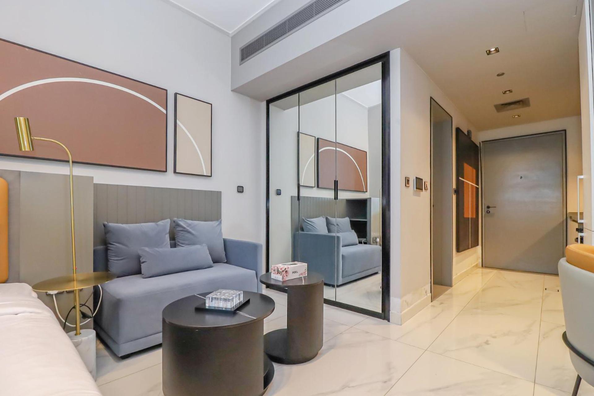 Daire Chic With Balcony 5 Mins Walk To Mall Dubai