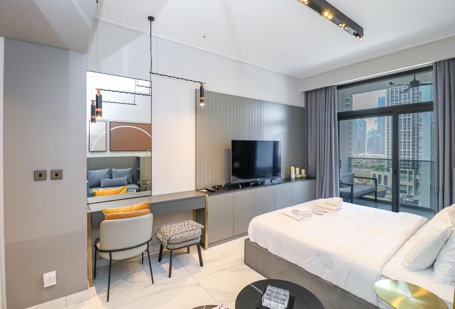 Chic With Balcony 5 Mins Walk To Mall Daire *