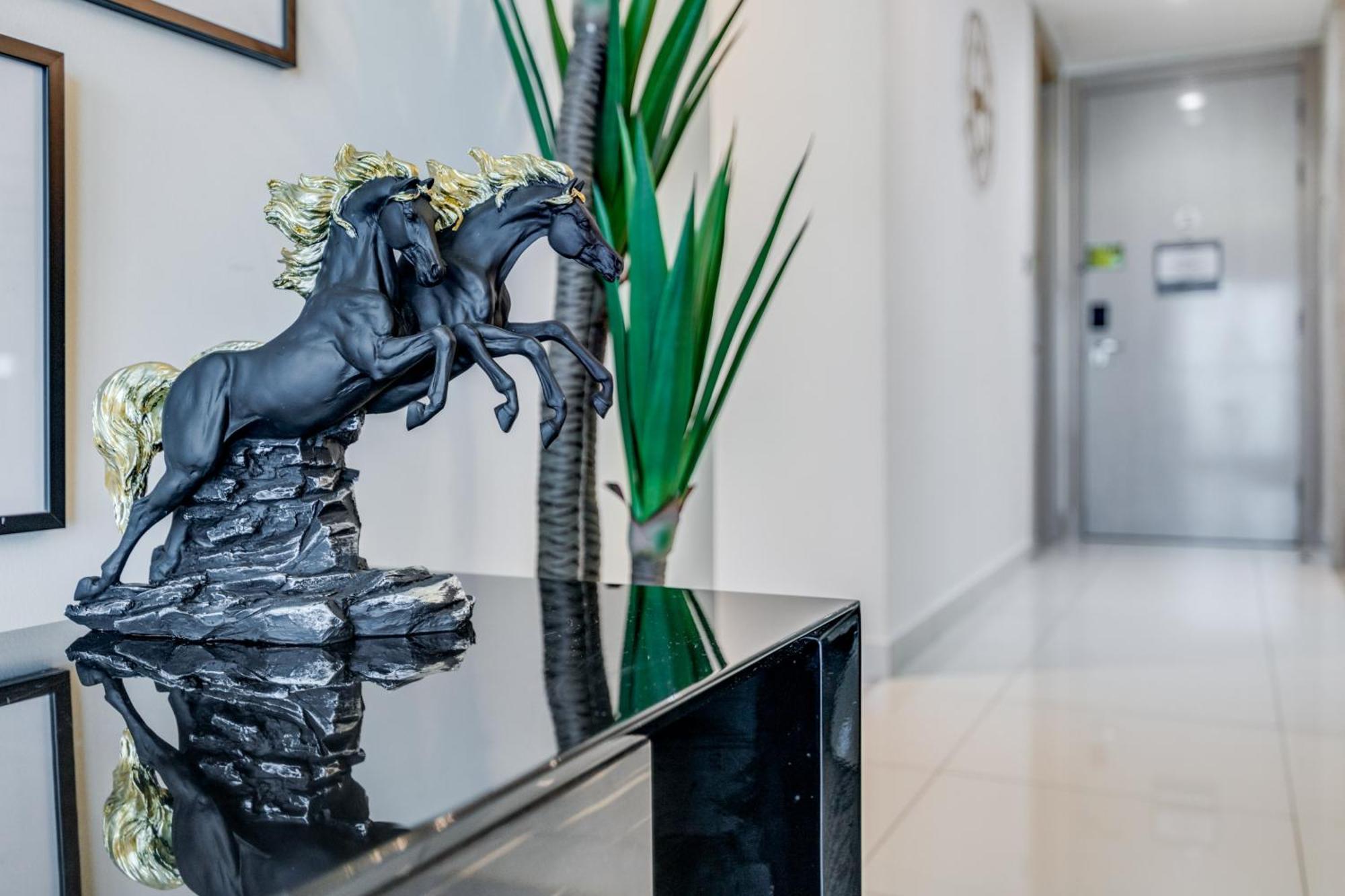 Globalstay Damac Towers By Paramount In Business Bay *