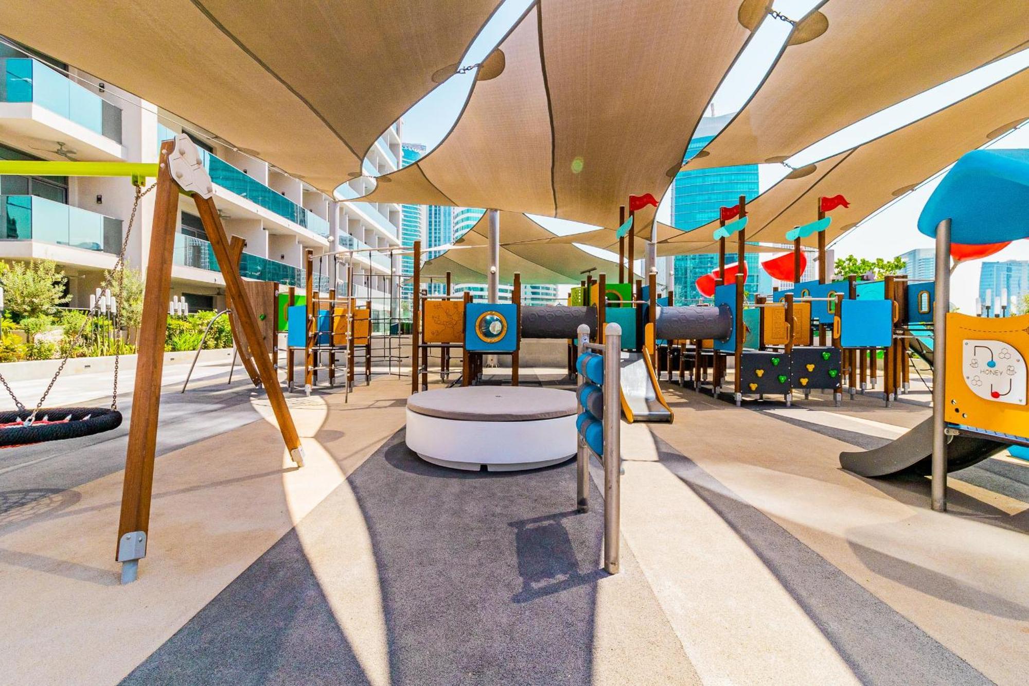 Chic With Balcony 5 Mins Walk To Mall Daire