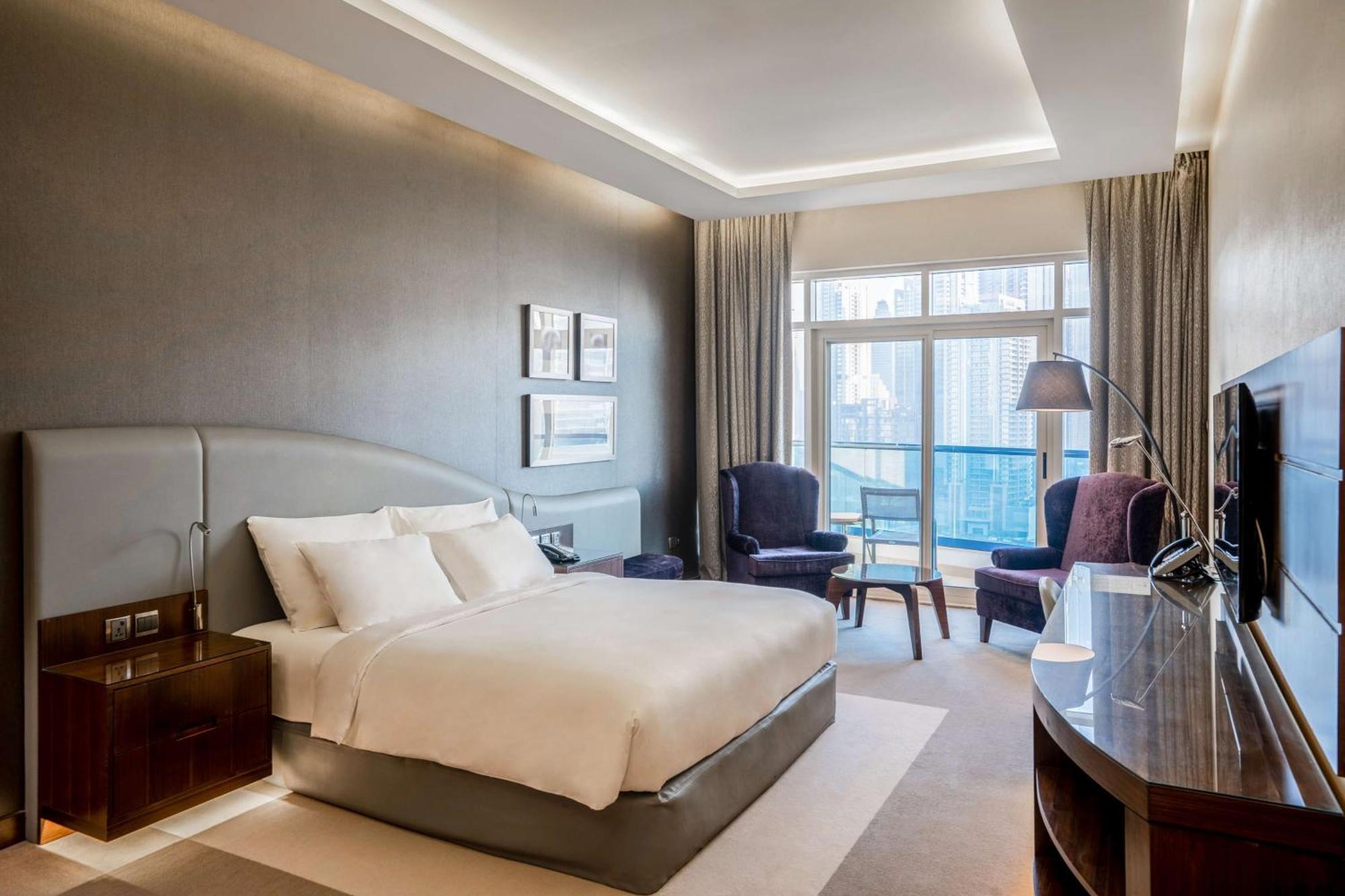 Radisson Blu Hotel, Waterfront Hotel