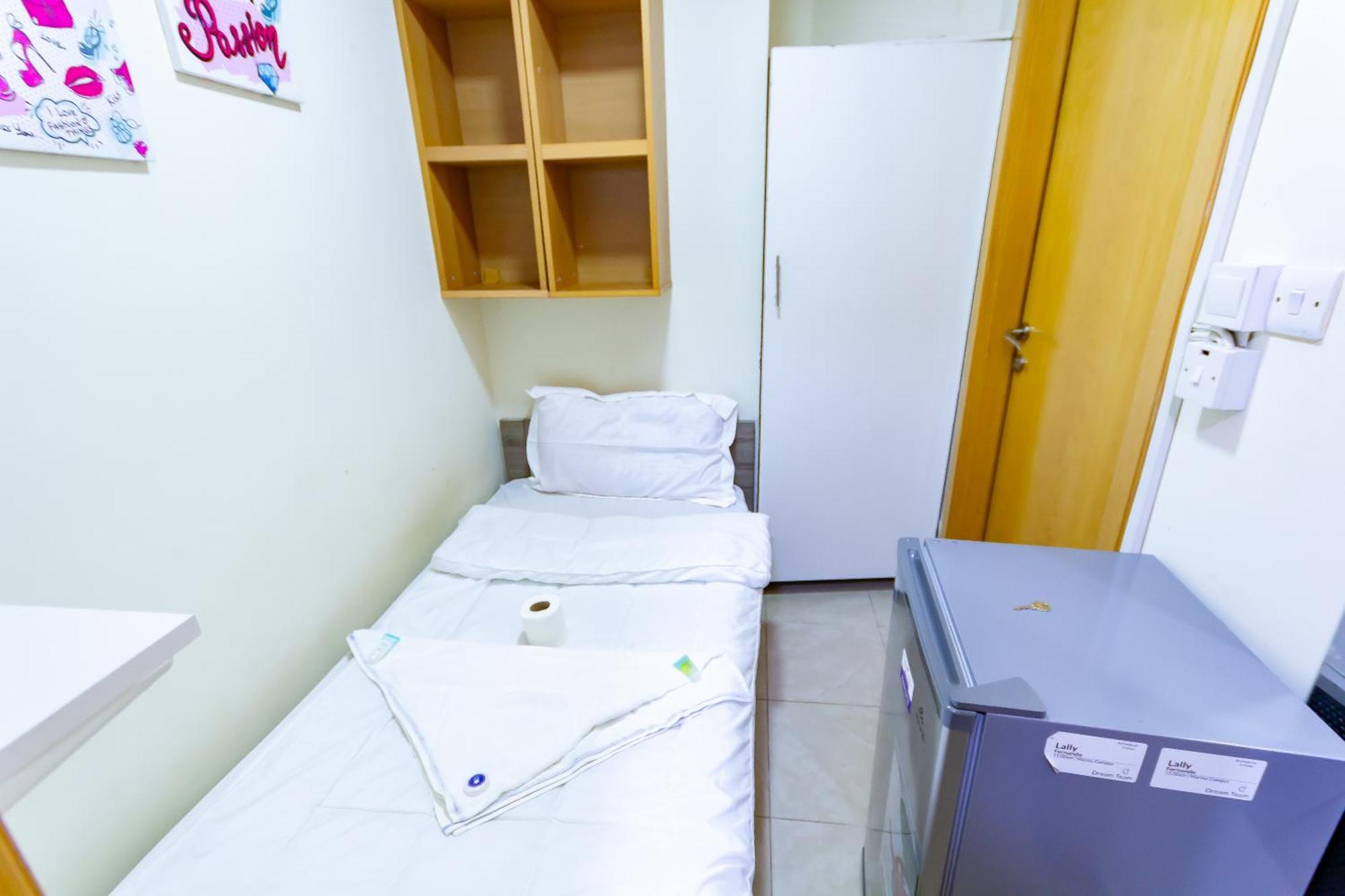 Apartment Budget With Private Bathroom For 'girls' Only In Dubai, Marina *