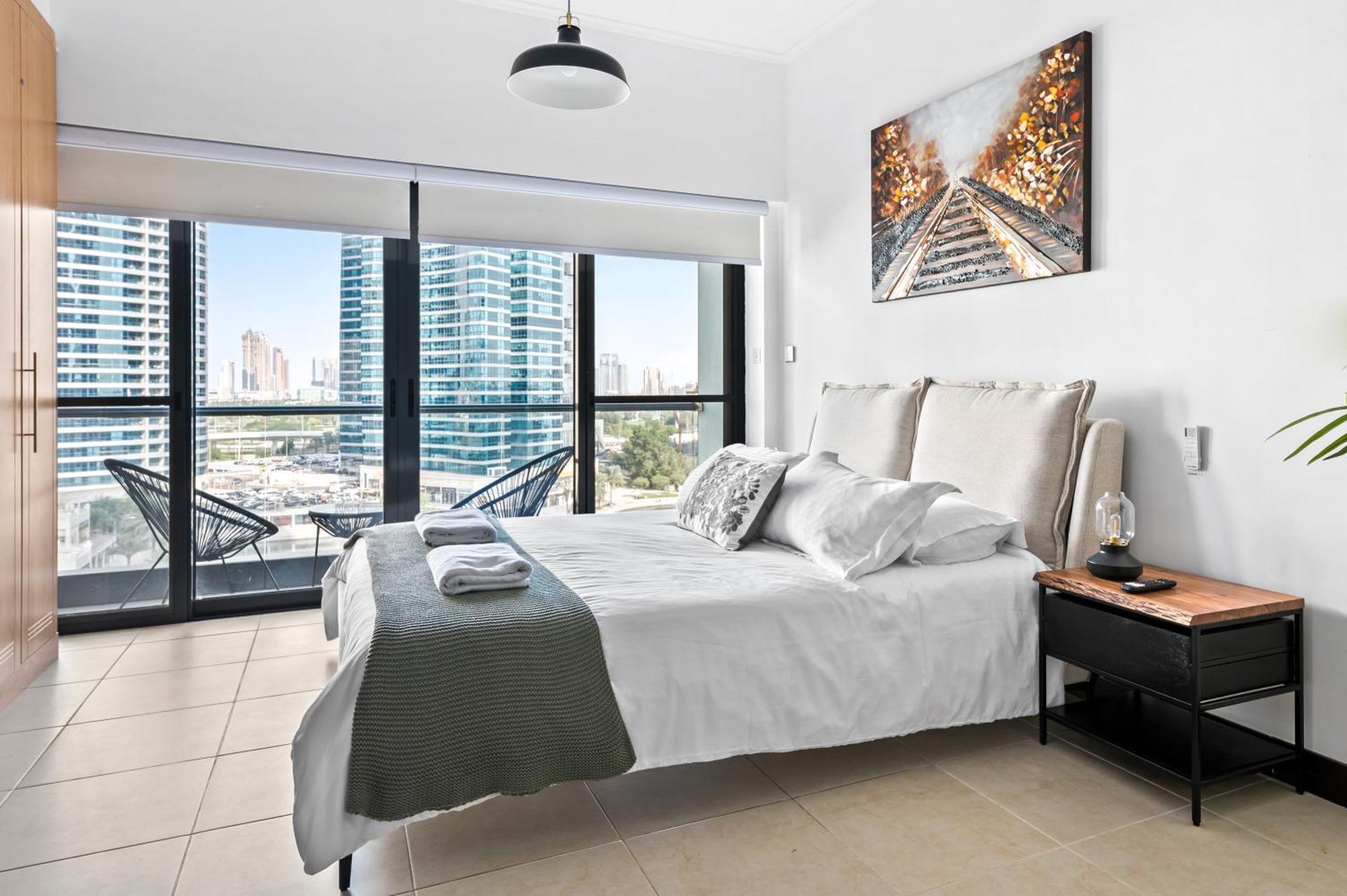 Upscale Full View In Goldcrest View Tower Apartment