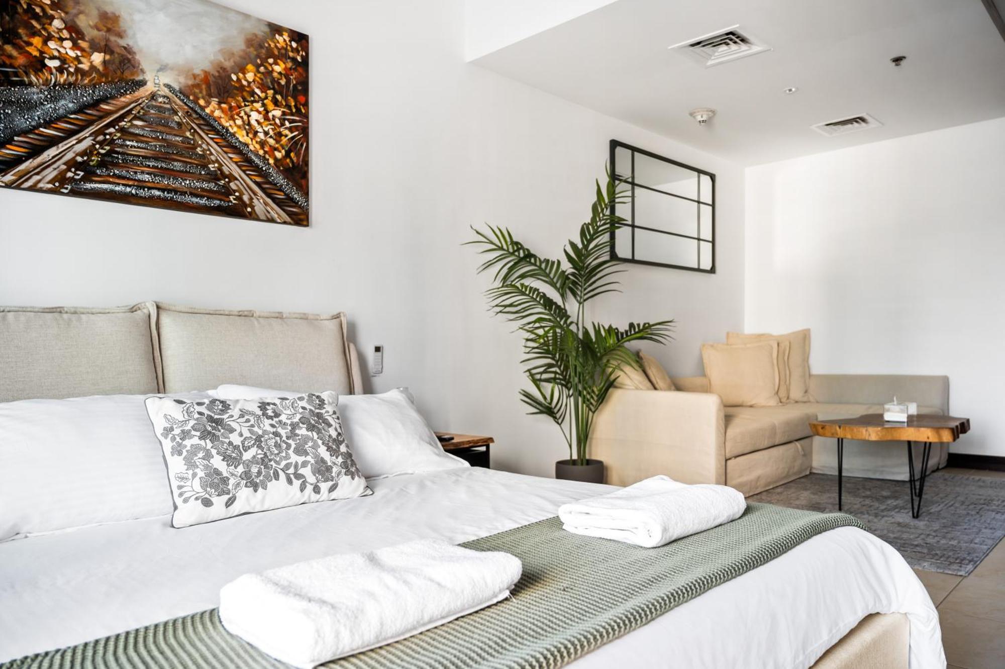 Upscale Full View In Goldcrest View Tower Apartment
