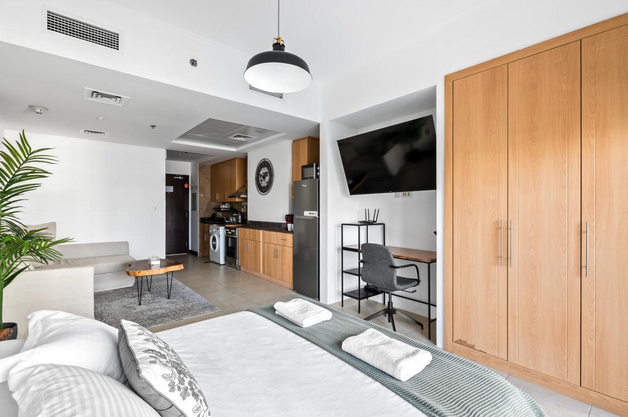 Upscale Full View In Goldcrest View Tower Apartment *