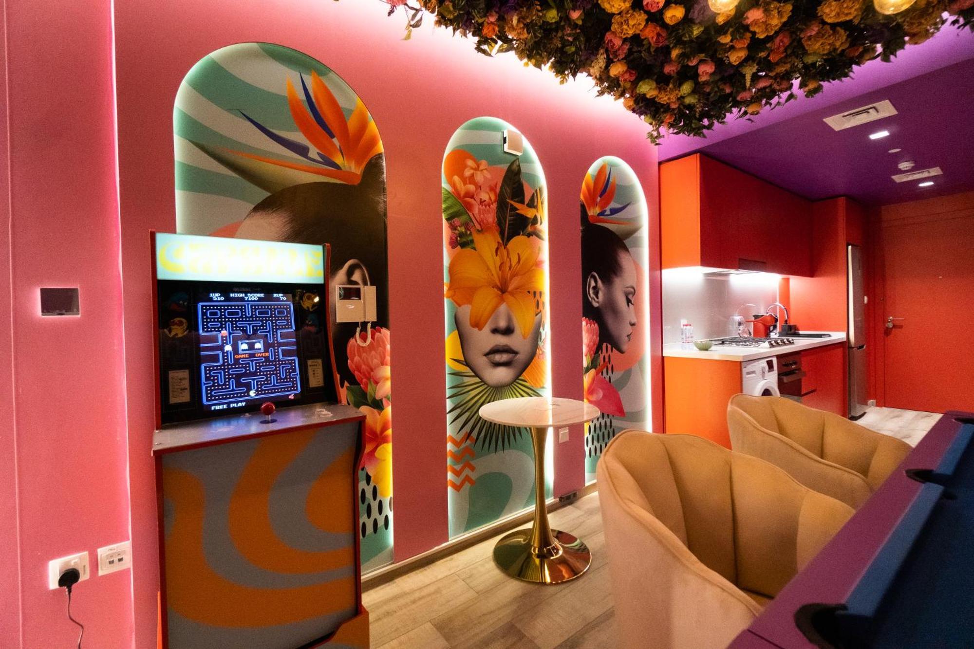 Capsule Flora Business Bay View Burj Khalifa-pool Table-game Arcade-projector-playstation 5 Daire Dubai
