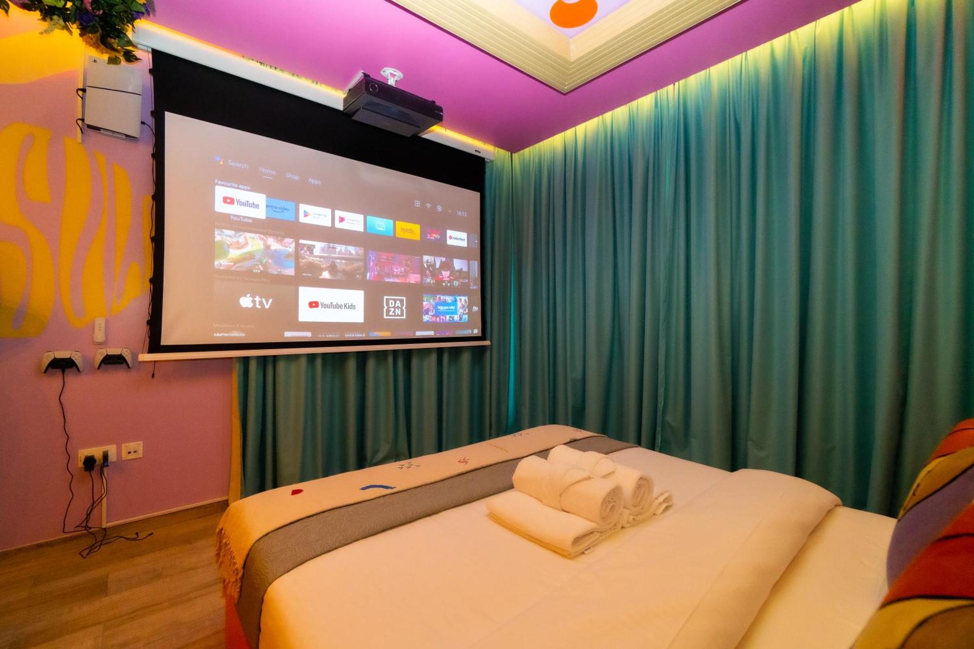 Capsule Flora Business Bay View Burj Khalifa-pool Table-game Arcade-projector-playstation 5 Daire Dubai