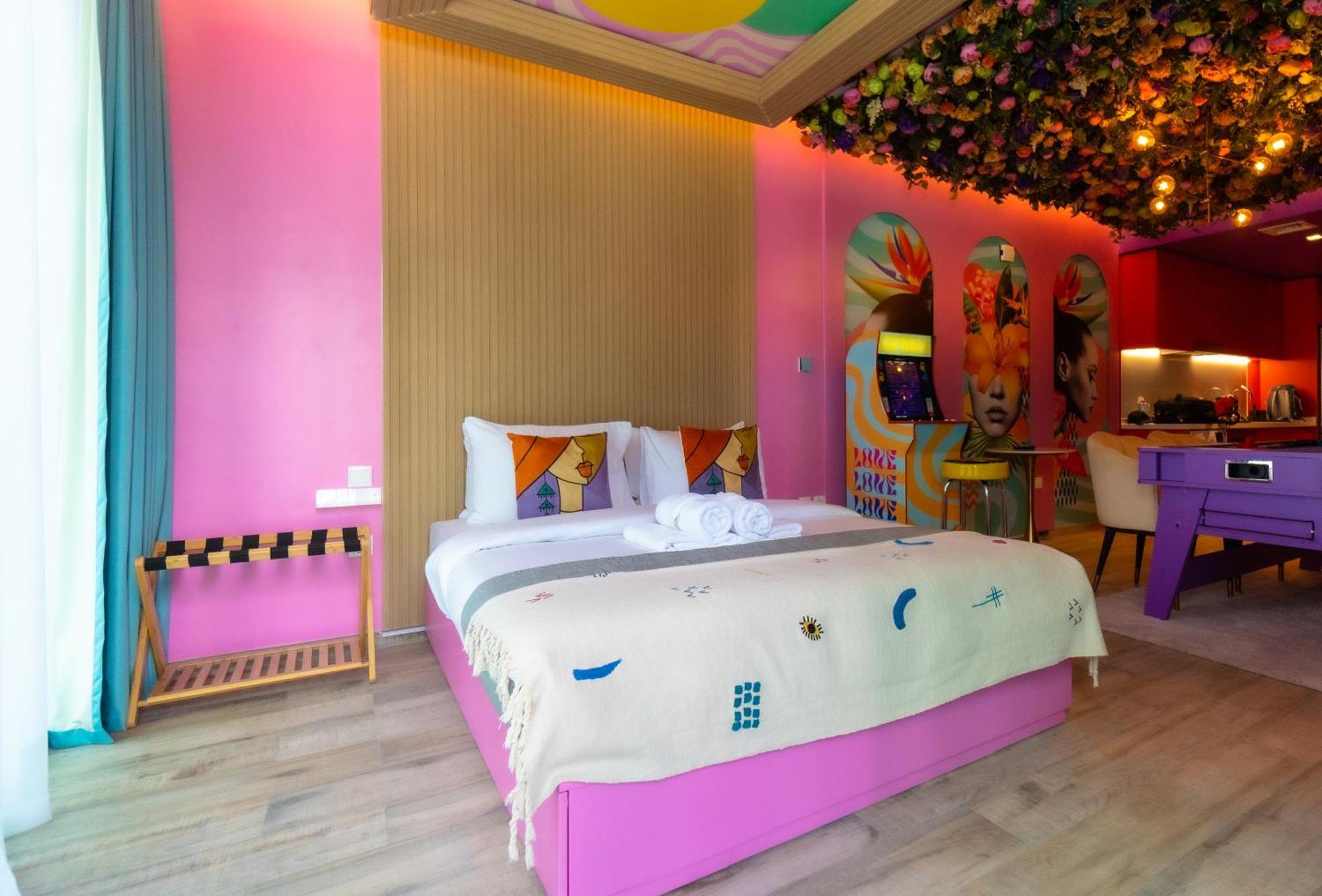 Capsule Flora Business Bay View Burj Khalifa-pool Table-game Arcade-projector-playstation 5 Daire Dubai