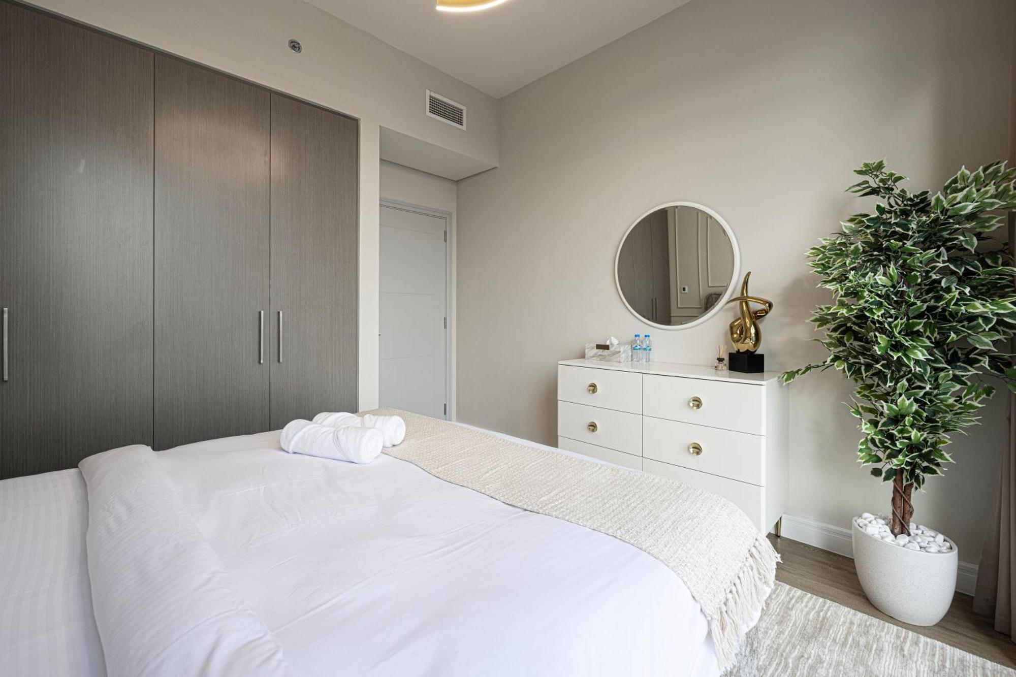 Magnificent - Stylish 3 Bedroom Retreat With A Burj Khalifa View