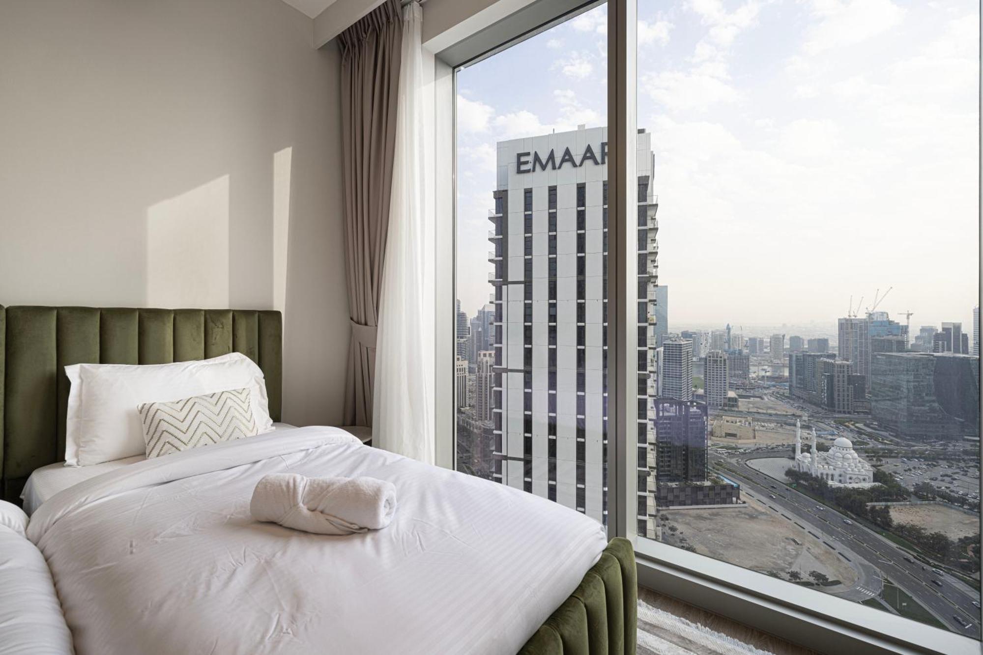 Magnificent - Stylish 3 Bedroom Retreat With A Burj Khalifa View Apartment