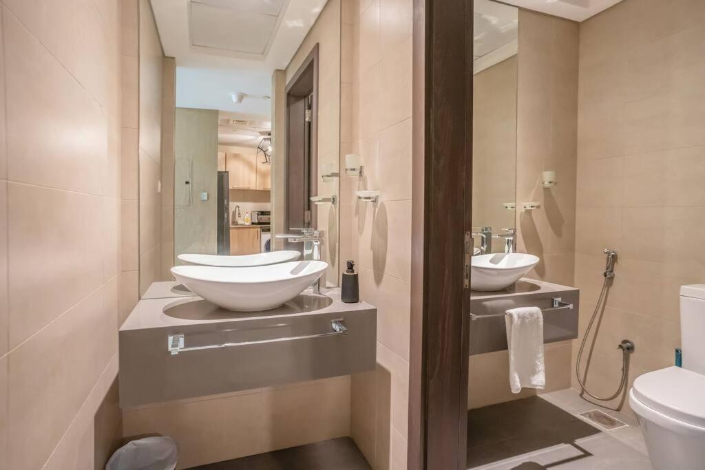 Specious Pool View One Bed Apartamento