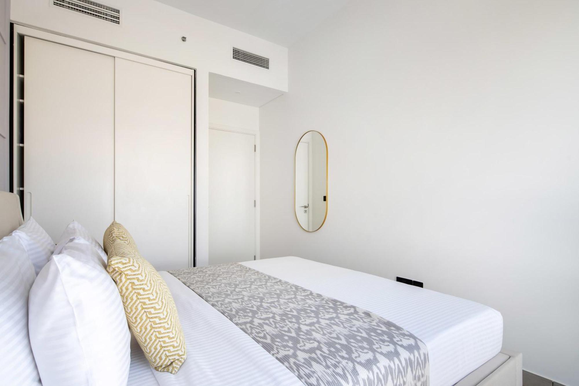 Frank Porter - Socio Tower 2 Apartment Dubai