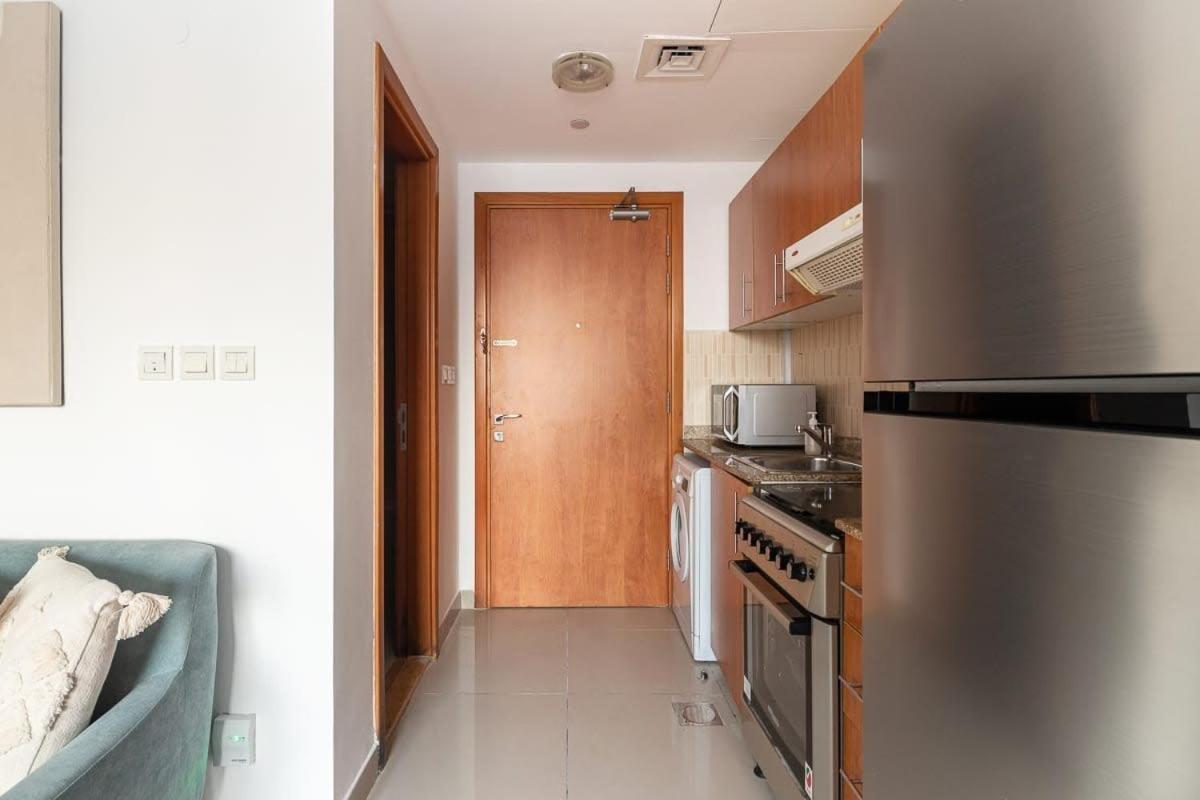 Frank Porter - Lakeside Tower D Apartment