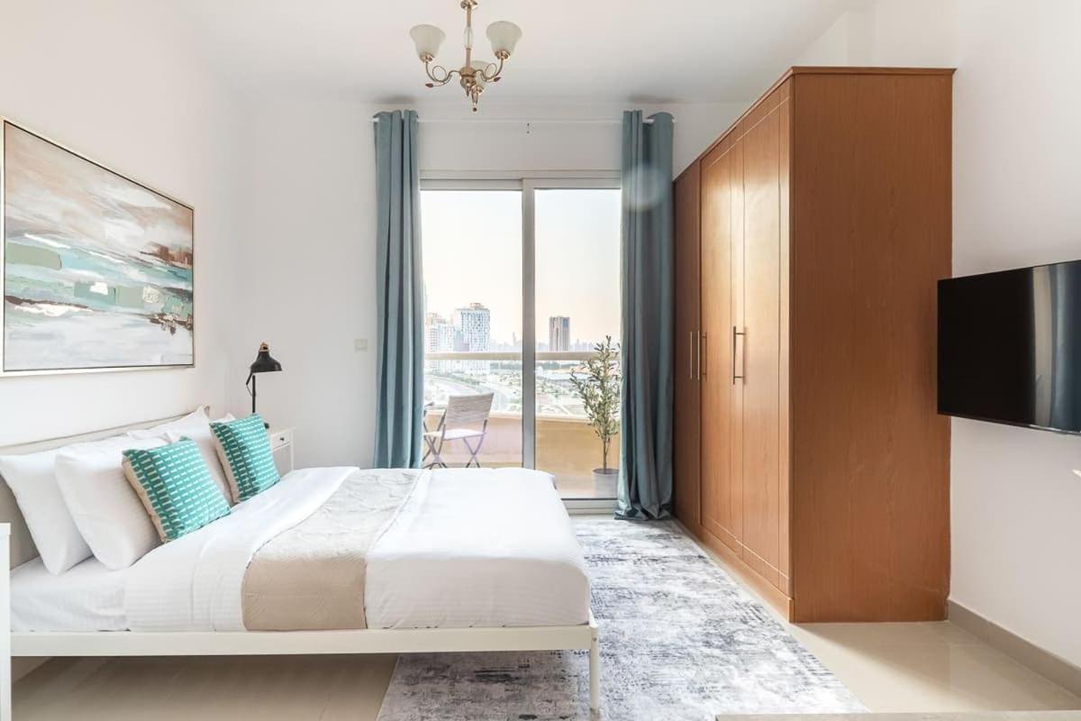 Frank Porter - Lakeside Tower D Apartment
