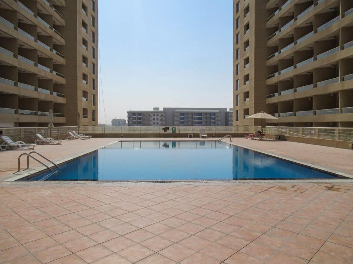 Frank Porter - Lakeside Tower D Apartment