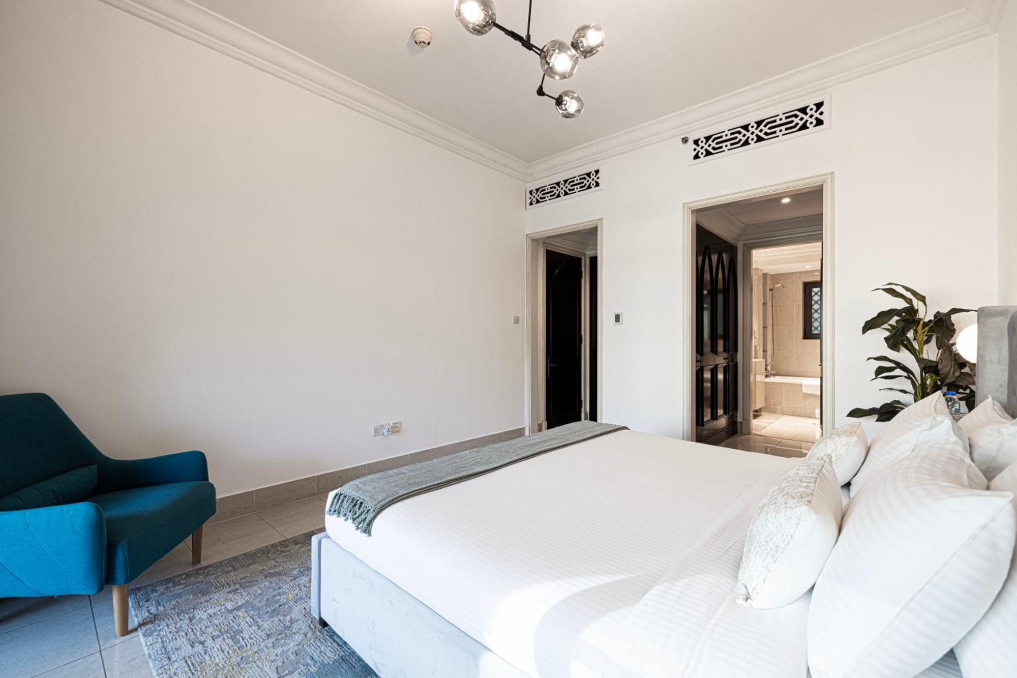 Apartment Lux 2br Retreat Steps From Mall&burj Khalifa Dubai