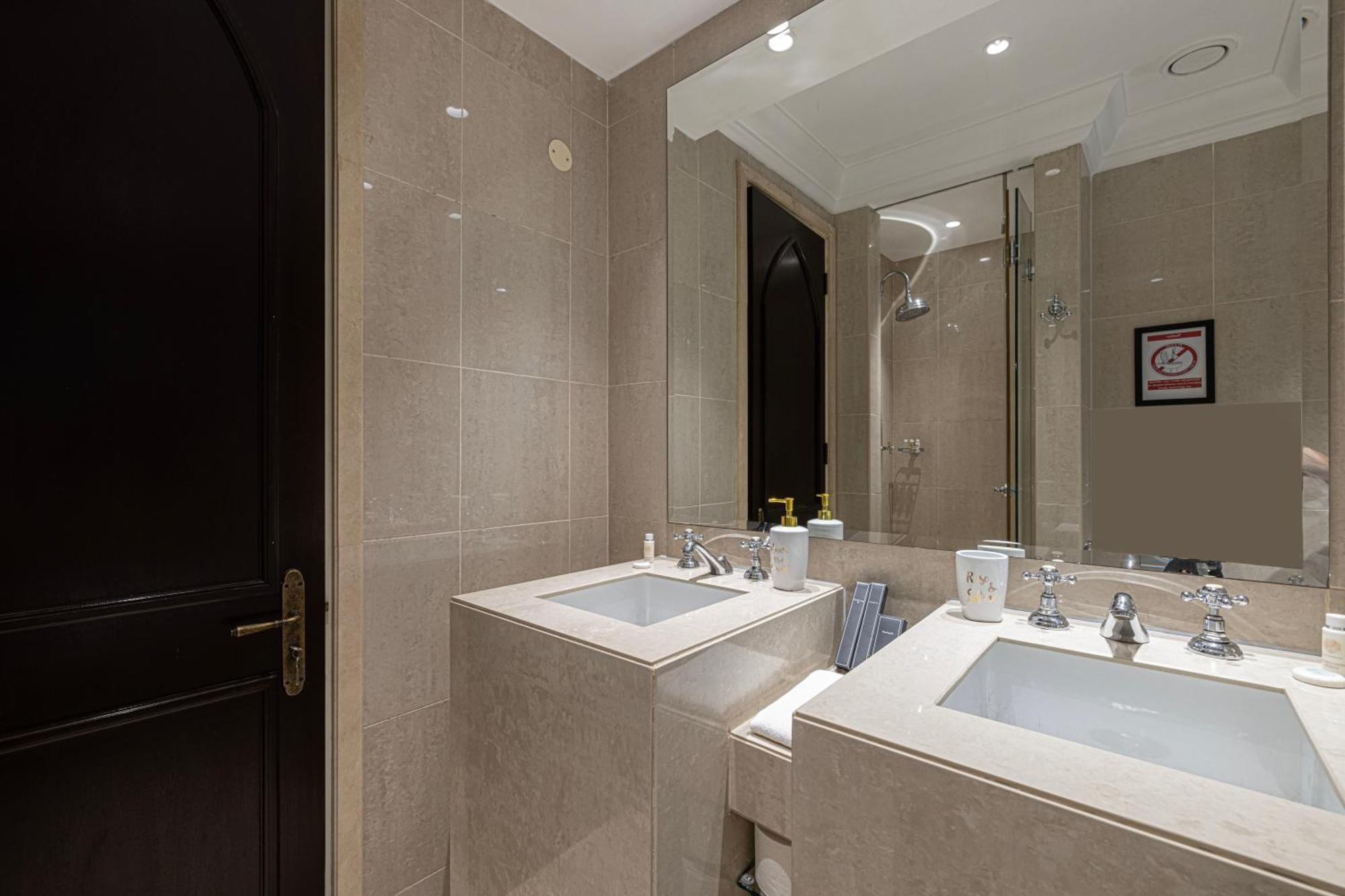 Apartment Lux 2br Retreat Steps From Mall&burj Khalifa Dubai