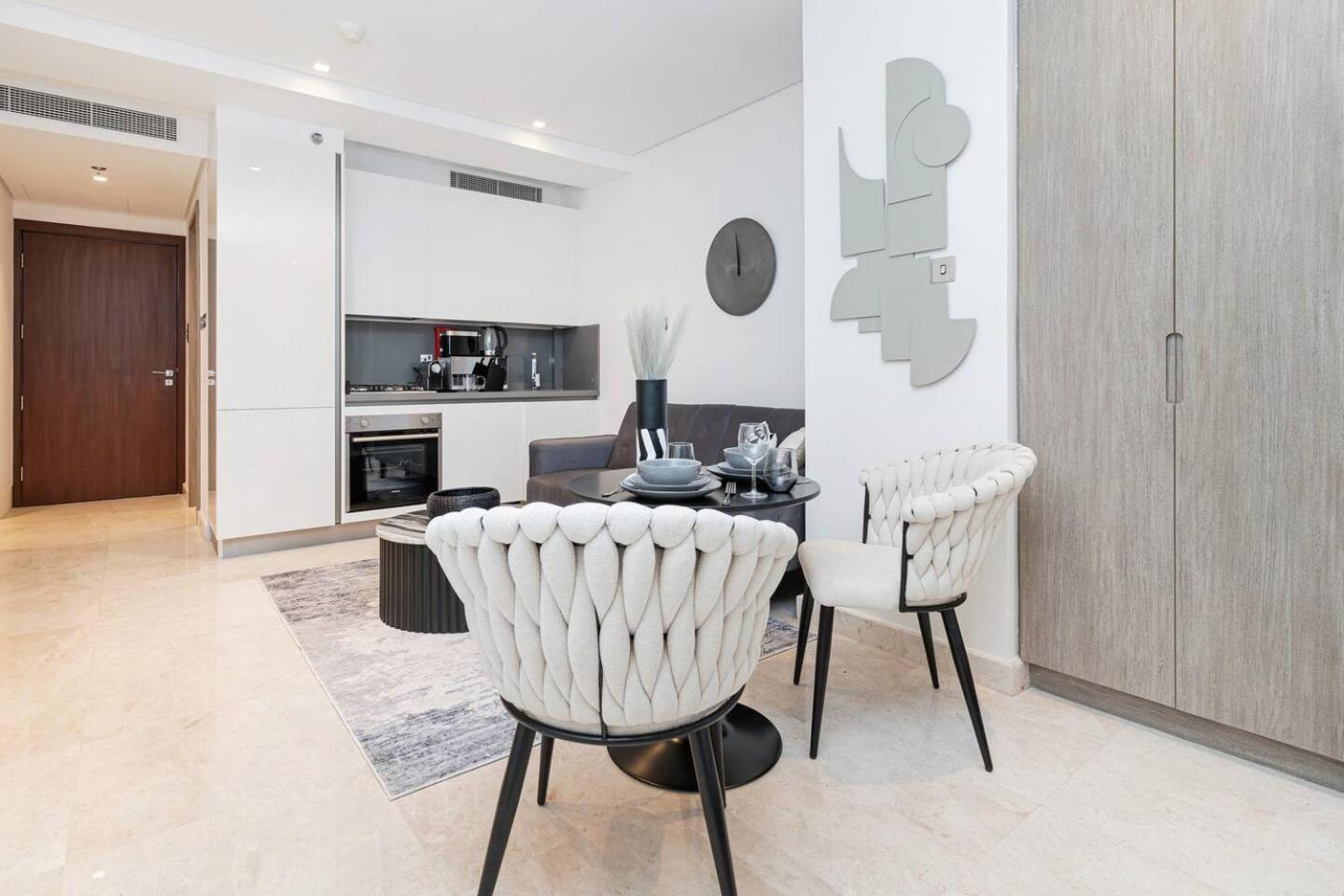 Daire Trendy Studio! Walk To Burj Khalifasleeps 3! Dubai