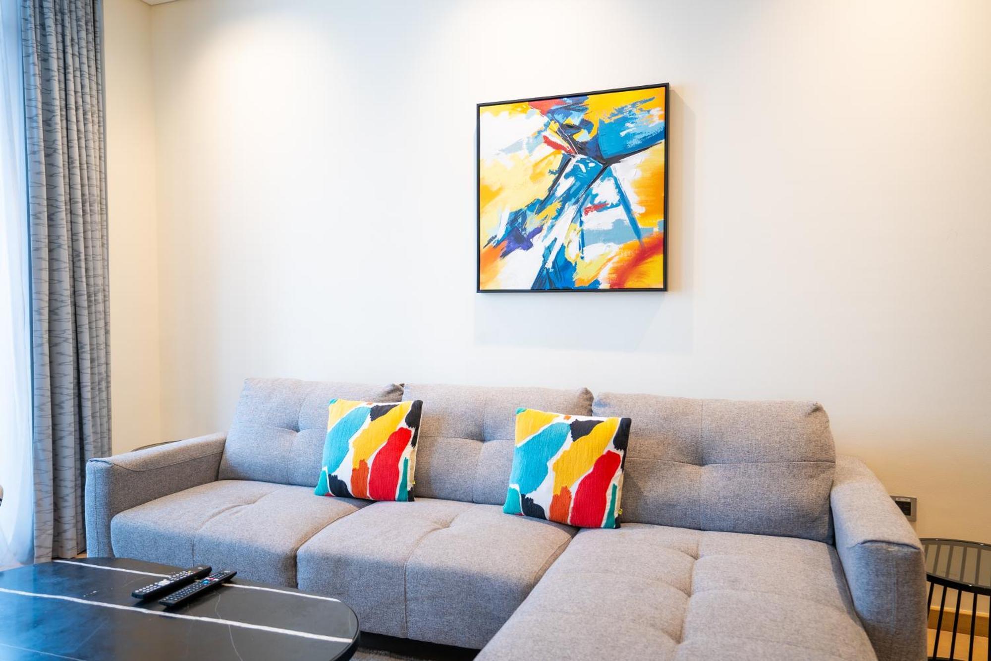 Rh- Modern Comfort & Bright 1br Near Mall, Views * Dubai
