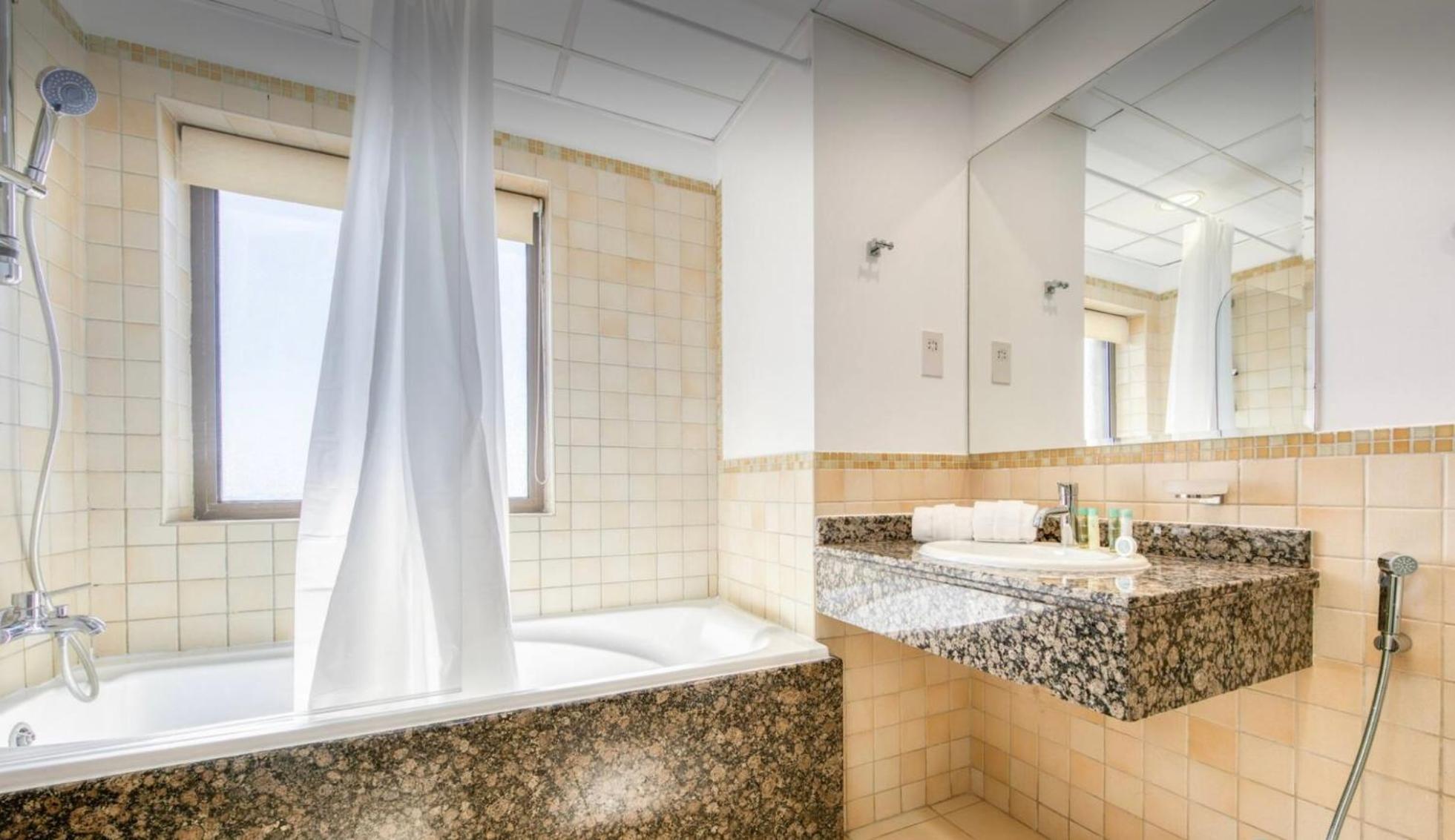 Seaview Beach Jbr - Walk To Beach - Gym - Pool - Metro Station Dubai