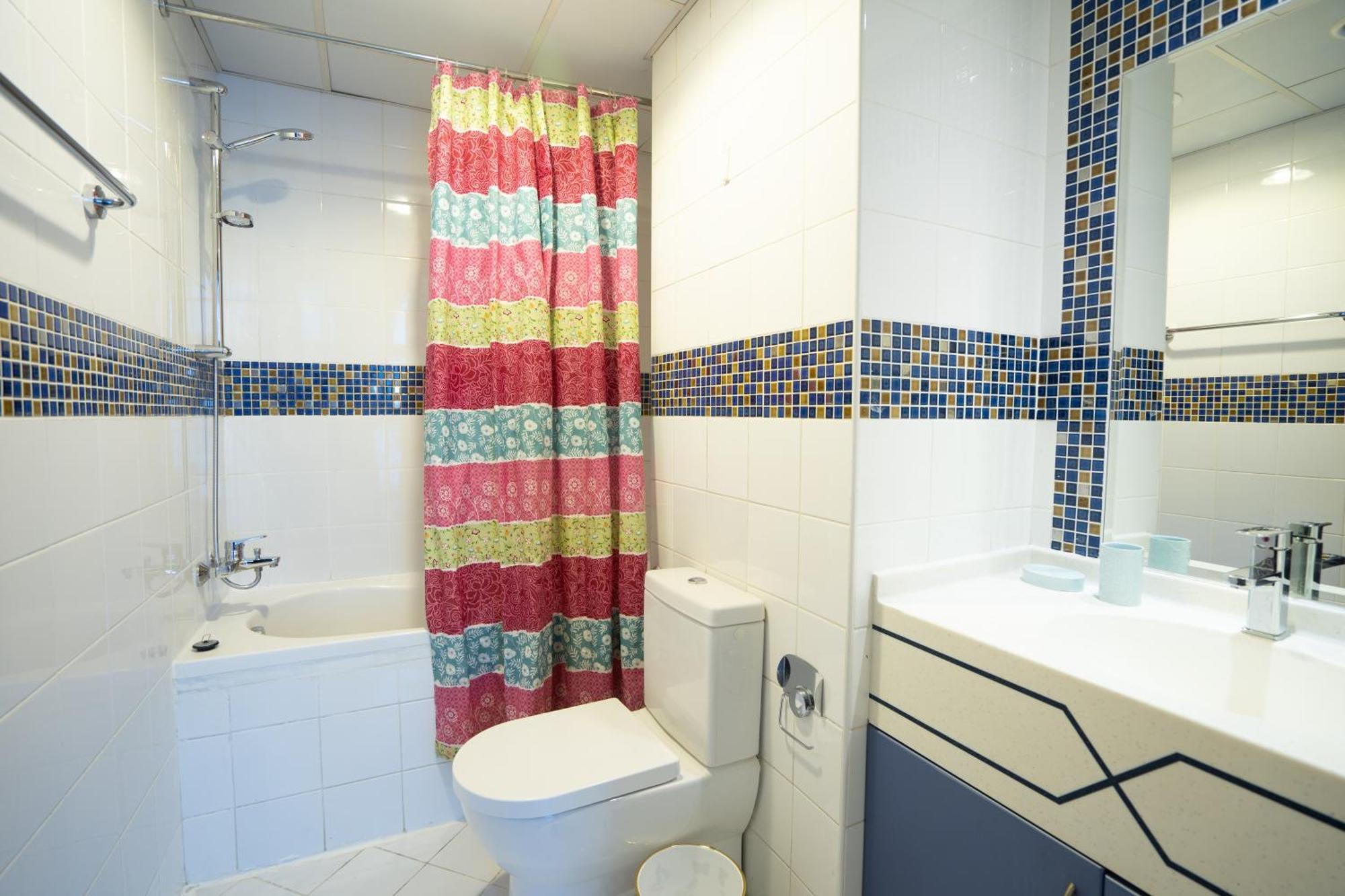 Apartment Elegant In Jlt Near Metro With Qbed, Pool, Gym, Fast Wi-fi *