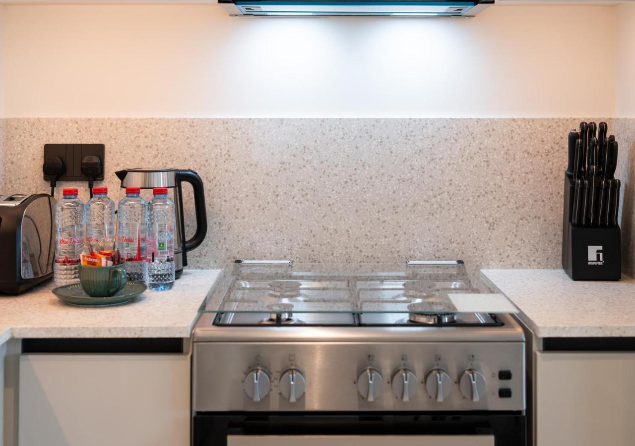 Waterfront ,high Floor 2bed With Private Access *
