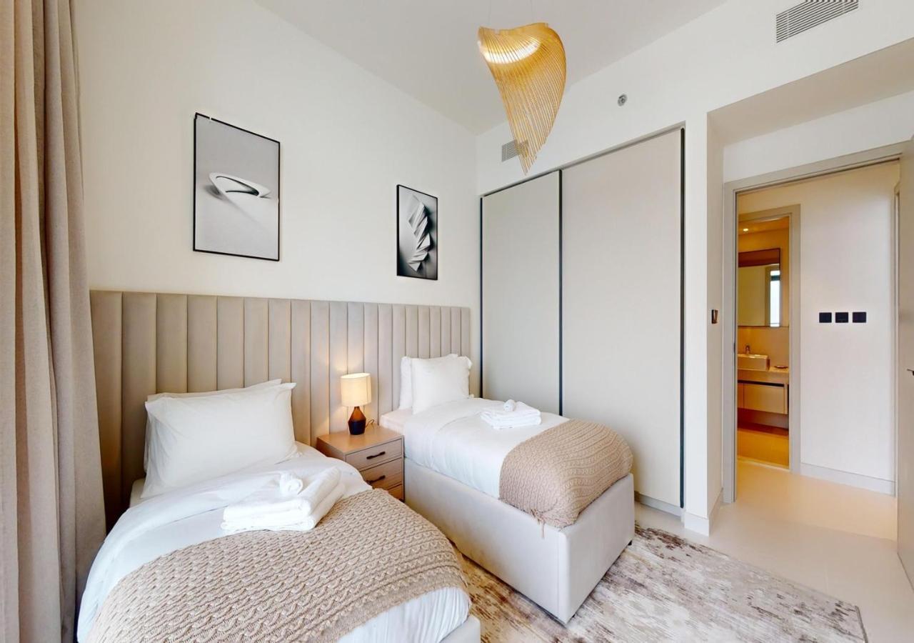 Waterfront ,high Floor 2bed With Private Access
