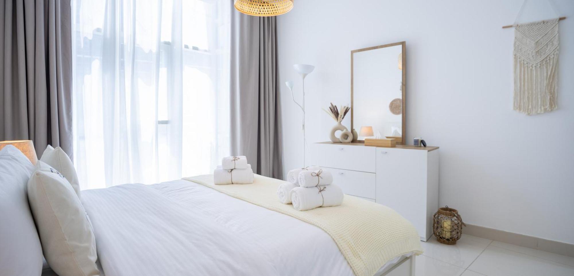 Apartment Waves Homes - Charming With Balcony, Minutes From The