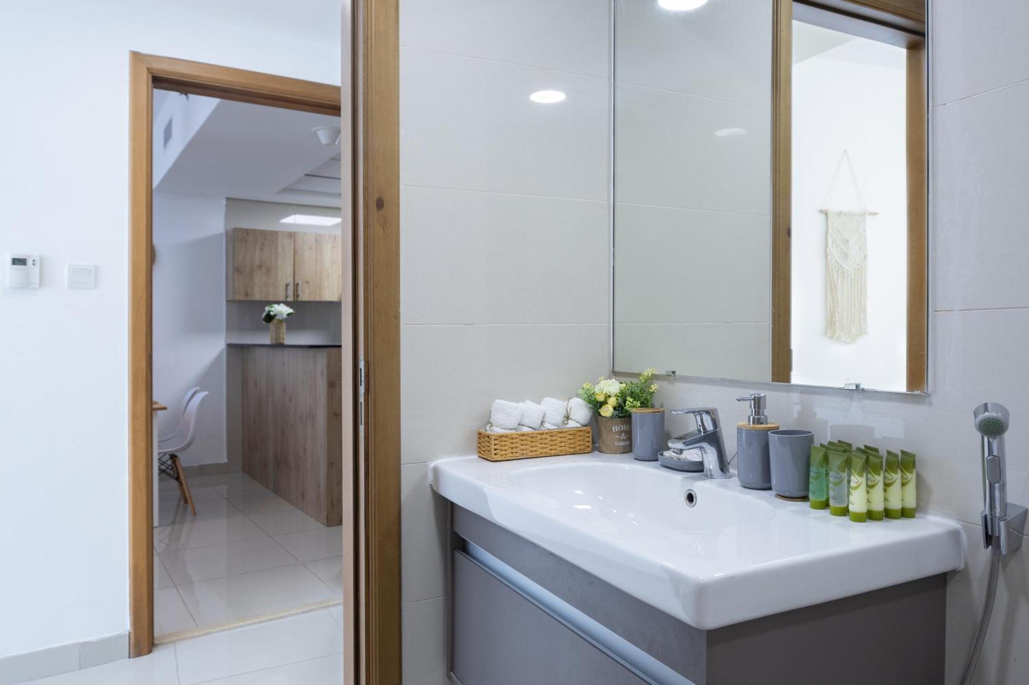 Waves Homes - Charming With Balcony, Minutes From The Dubai