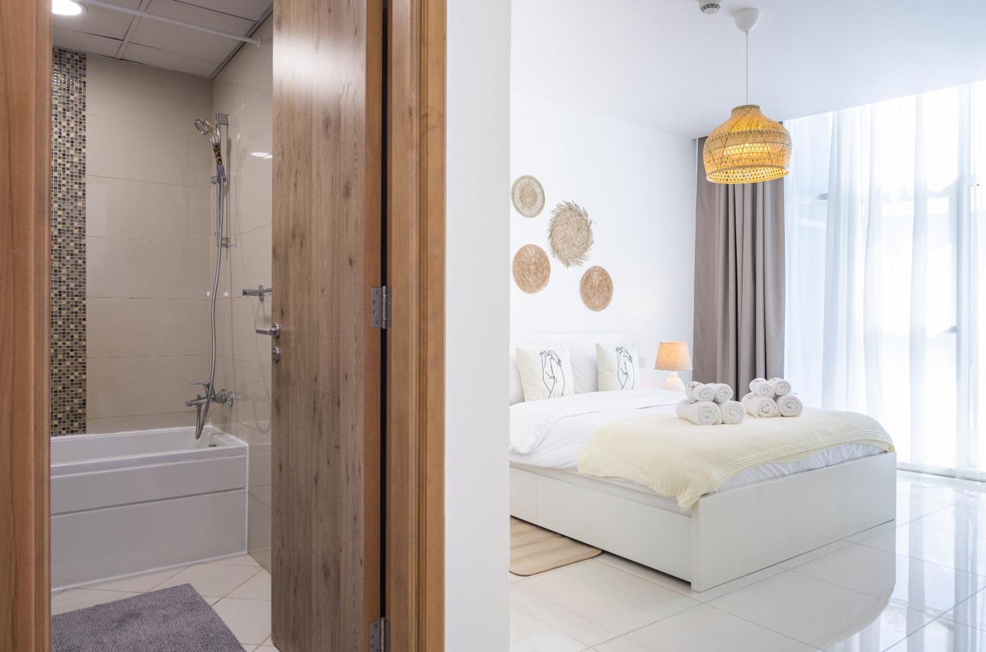 Waves Homes - Charming With Balcony, Minutes From The *