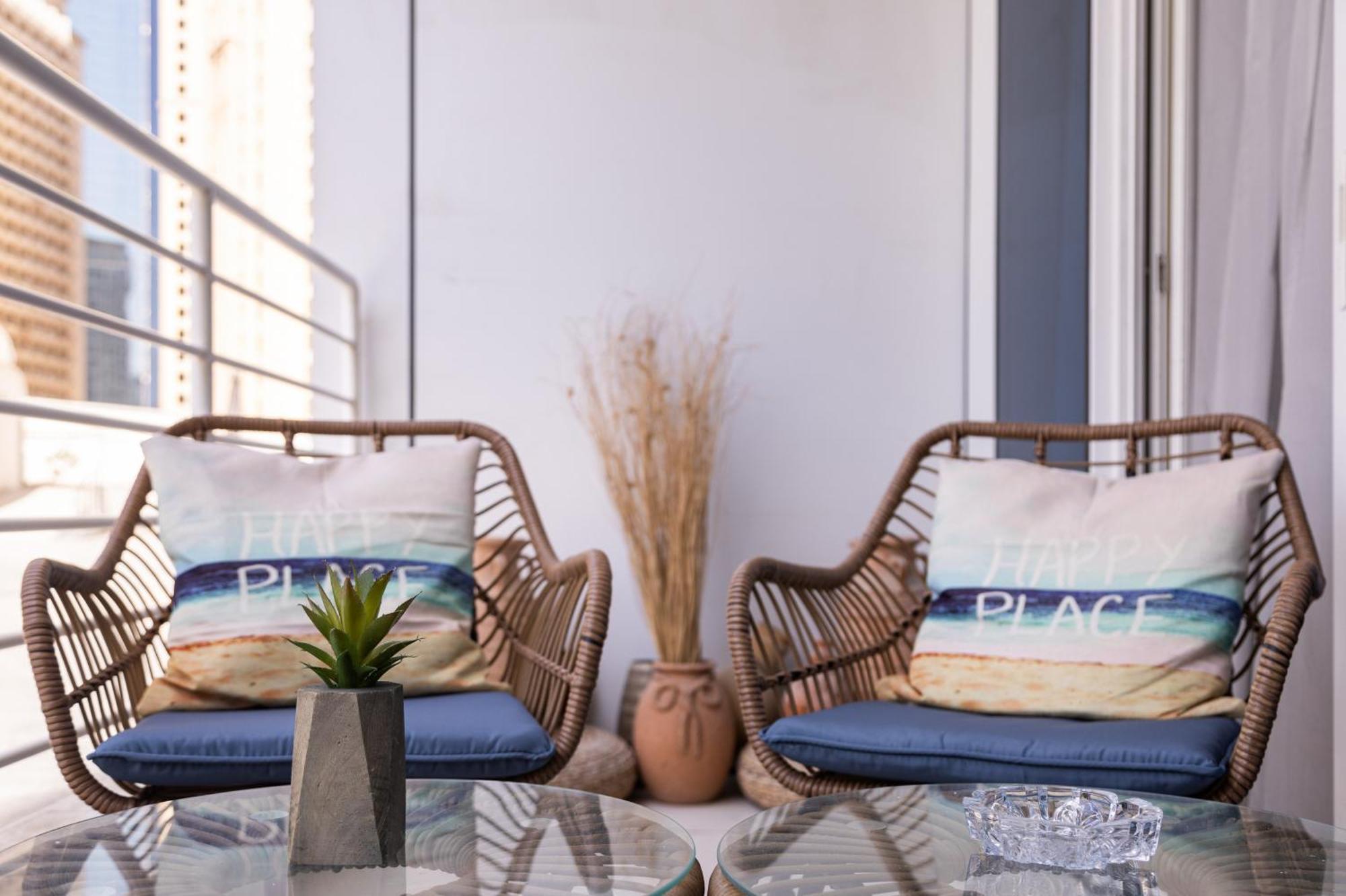 Waves Homes - Charming With Balcony, Minutes From The