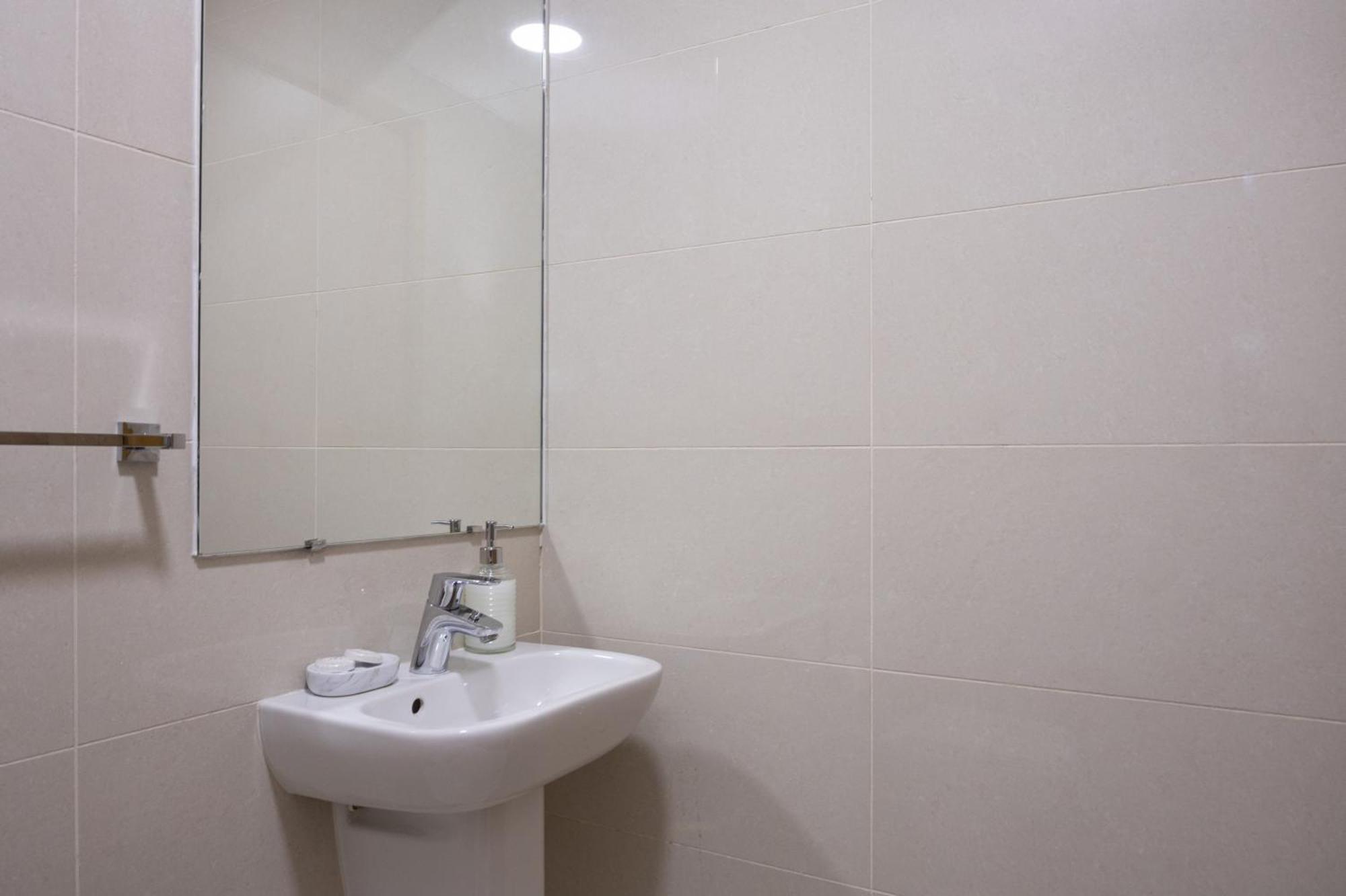 Apartment Waves Homes - Charming With Balcony, Minutes From The *