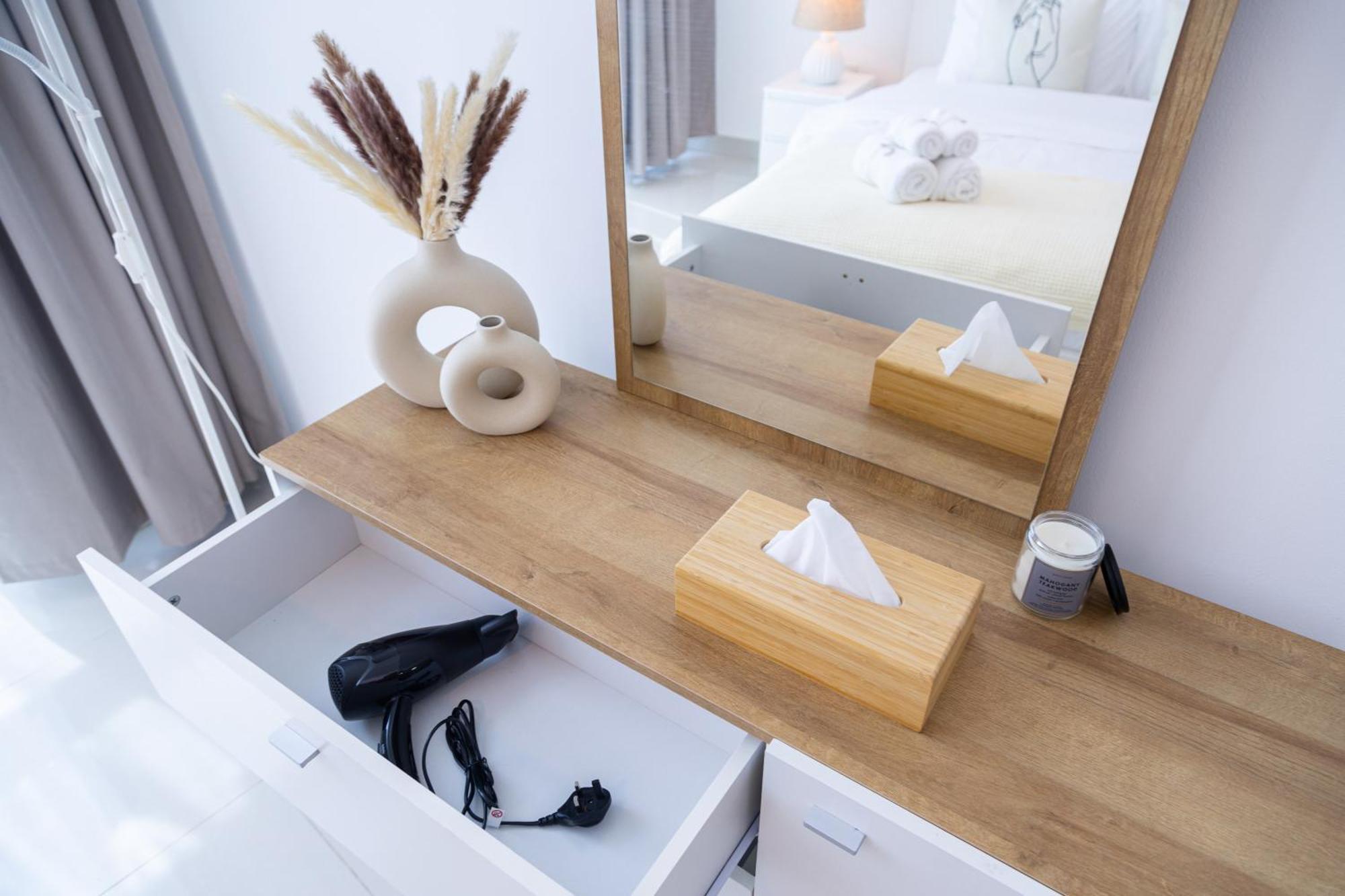 Waves Homes - Charming With Balcony, Minutes From The Apartment *